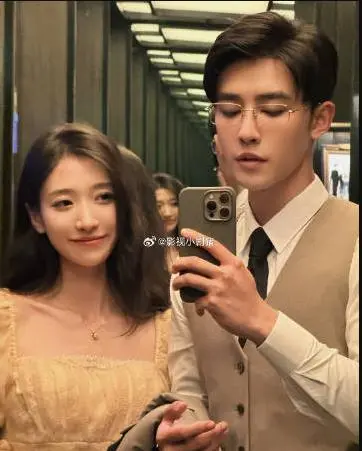 《玫瑰冠冕》：爱恨交织的宫廷童话，当玫瑰沾染血色，权力游戏中的真情何处寻？